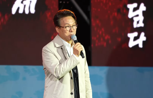 15일 전북 순창에서 열린 순창장류축제 개막공연장에서 발언하고 있는 김민석 더불어민주당 대표. 유튜브 신호등TV