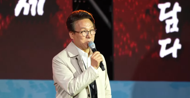 가수 공연 끊고 나타난 김민석⋯