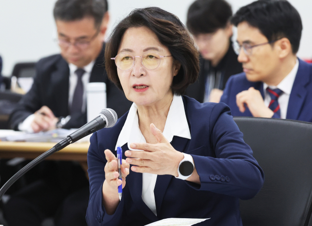 13일 경기도 수원시 영통구 경기도청에서 열린 국회 행정안전위원회의 경기도에 대한 국정감사에서 추미애 경기도지사가 위원 질의에 답변하고 있다. 연합뉴스