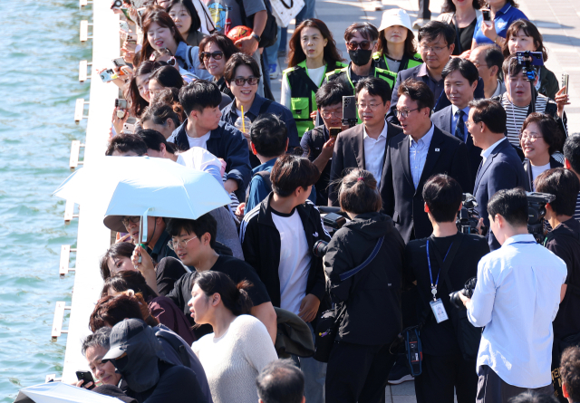 더불어민주당 김민석 대표가 17일 부산 동구 북항친수공원에서 상어(부캉이)를 구경하기위해 이동하고 있다. 연합뉴스