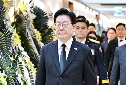 李 대통령, 순직 소방관 빈소서 무릎 꿇고 분향 