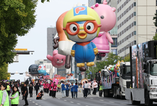3일 오후 서울 강남구 도산대로에서 열린 2026 강남페스티벌 그랜드 퍼레이드에서 뽀로로를 비롯한 대형 캐릭터 풍선들이 퍼레이드 행렬을 장식하고 있다. 이번 행사는 강남구에서 열린 최초의 대규모 주민 참여 거리 퍼레이드로 각 동에 맞는 7개의 테마를 중심으로 진행됐다. 사진은 기사와 직접적인 관련이 없음. 연합뉴스