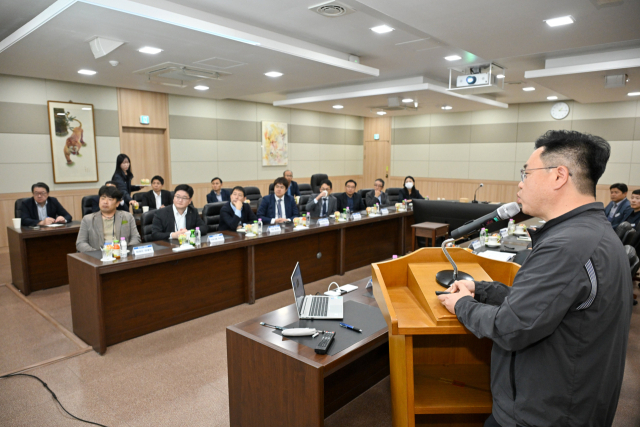 일본 공관과 경제단체 관계자들이 베어링아트를 소개 받고 있다. 영주시 제공