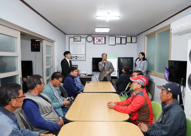 지난 13일 영양군 석보면 신평리 일원에서 오도창 영양군수와 관계자들이 참석한 가운데 채소 연작재배에 따른 토양 문제를 개선을 위한 