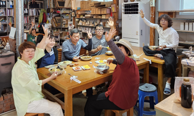 문화예술로 골목길이 다시 북적이고 있는 안동 태화 서경지마을에 주민들이 서로 소통하고, 마을의 가치를 이어가는 마을예술창작소 