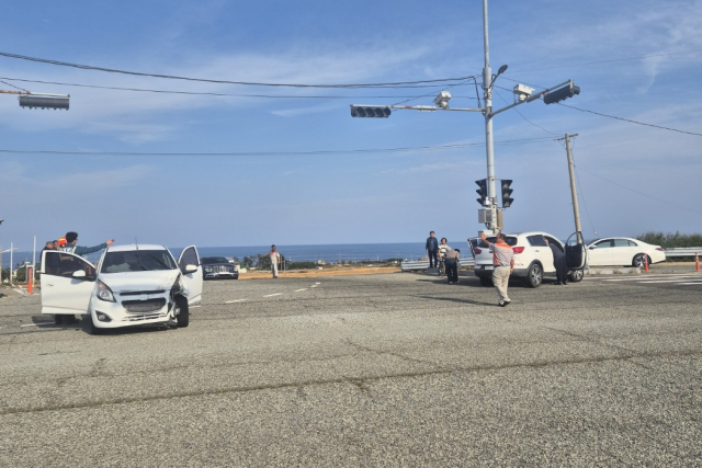 지난 16일 오후 2시 50분쯤 포항시 남구 호미곶면 대보2교차로에서 발생한 경차와 SUV 차량 충돌 사고를 경찰과 소방당국이 수습하고 있다. 포항남부소방서 제공.