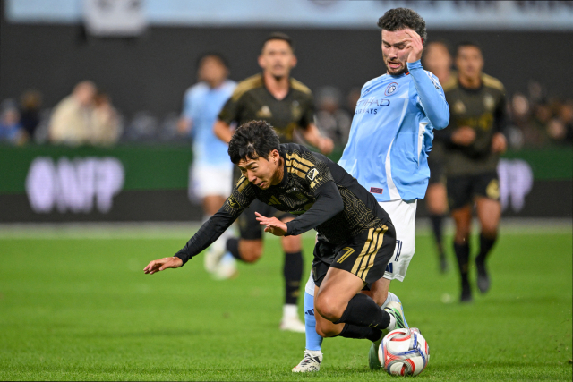 LAFC의 손흥민이 18일 미국 뉴욕에서 열린 MLS 뉴욕 시티와의 경기 도중 상대 반칙에 넘어지고 있다. 연합뉴스