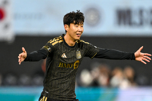 LAFC의 손흥민이 18일 미국 뉴욕에서 열린 MLS 뉴욕 시티와의 경기 도중 팀이 선제골을 넣자 기뻐하고 있다. 연합뉴스