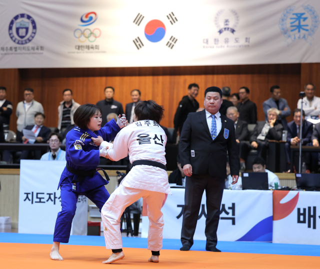 허미미(파란 도복)가 17일 제주에서 열린 제107회 전국체육대회 유도 여자 일반부 -57㎏ 결승 도중 김주희와 경기를 펼치고 있다. 연합뉴스