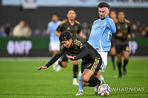 18일(한국시간) 미국 뉴욕 시티 필드에서 열린 2026 MLS 경기에서 손흥민이 상대 선수의 반칙에 넘어지고 있다. 연합뉴스