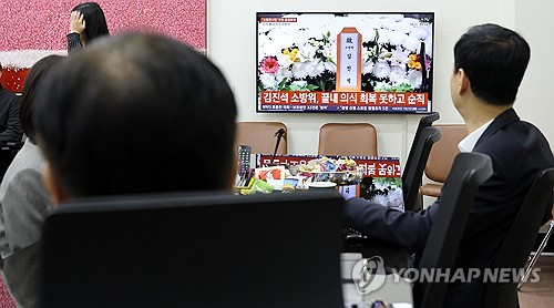 국민의힘 장동혁 대표가 18일 경기 부천 순천향대학교 부천병원 장례식장에 마련된 고(故) 김진석 소방위 빈소를 조문한 뒤 취재진에게 발언하고 있다. 연합뉴스