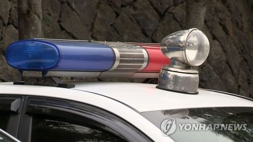 인천 남동구 구월동 주택가에서 나체로 배회하다 테이저건에 제압된 40대 남성을 경찰이 체포하고 있다. 연합뉴스