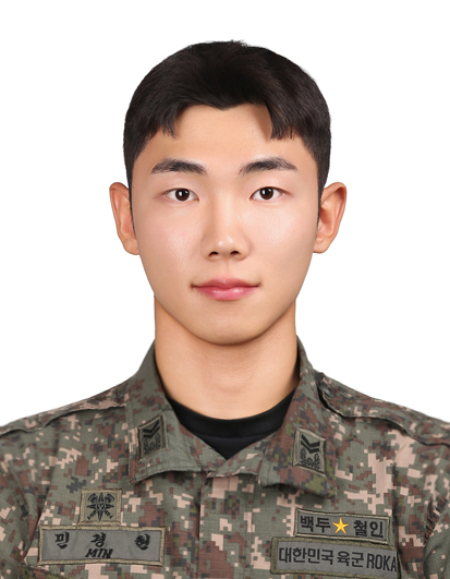 육군 21사단 66여단 소속 현역 중사가 용인시 처인구 명지대학교 인근 도로에서 50대 수배 남성을 제압하고 있다. 연합뉴스