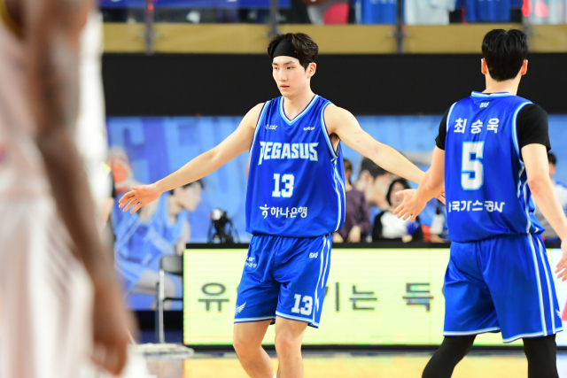 프로농구 대구 한국가스공사 페가수스의 김민규가 동료 선수들과 하이파이브를 하고 있다. KBL 제공