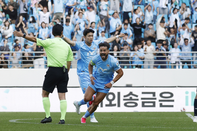 프로축구 K리그2 대구FC의 세징야가 17일 충북청주FC와의 경기에서 두 번째 골을 넣고 있다. 대구FC 제공