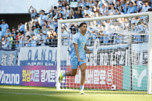 프로축구 K리그2 대구FC의 데커스가 17일 충북청주FC와의 경기에서 승리에 쐐기를 박는 세 번째 골을 넣고 세리머니를 하고 있다. 대구FC 제공