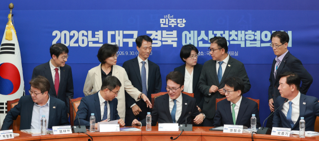 더불어민주당 김민석 대표와 한병도 원내대표가 30일 국회에서 열린 2026년 대구경북 예산정책협의회에 참석해 박형룡 대구시당위원장, 오중기 경북도당위원장 등 참석자와 기념 촬영을 준비하고 있다. 연합뉴스