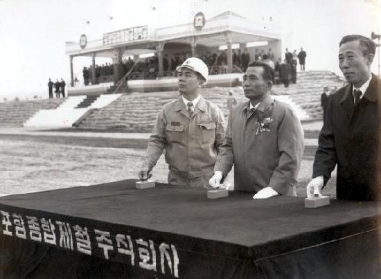 박정희의 포항제철 기공식 장면. 이승만, 박정희, 전두환 시대는 자유민주주의가 정상 작동하기 위한 물적 토대를 건설하는 시기였다. 이런 시기를 
