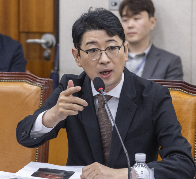 국민의힘 주진우 의원이 13일 국회 법제사법위원회 헌법재판소 국정감사 도중 이재명 대통령 휴일 골프 의혹 제기와 관련한 여당의 대응에 대한 신상 발언을 하고 있다. 연합뉴스