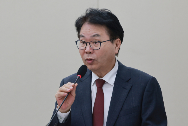 이한주 경제·인문사회연구회 이사장이 13일 국회 정무위원회에서 열린 국무조정실, 개인정보보호위원회 등에 대한 국정감사에서 인사말과 업무보고를 하고 있다. 연합뉴스