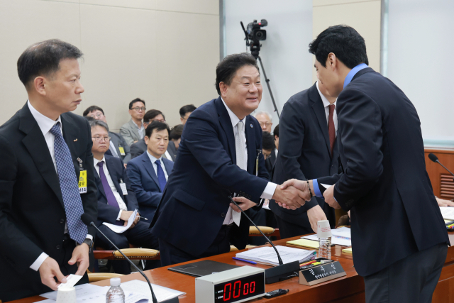 국회 과학기술정보방송통신위원회 여당 간사인 더불어민주당 한준호 의원과 김우성 KBS 부사장이 16일 국회 과방위에서 열린 KBS·EBS·방송문화진흥회·시청자미디어재단 등에 대한 국정감사에서 인사하고 있다. 연합뉴스