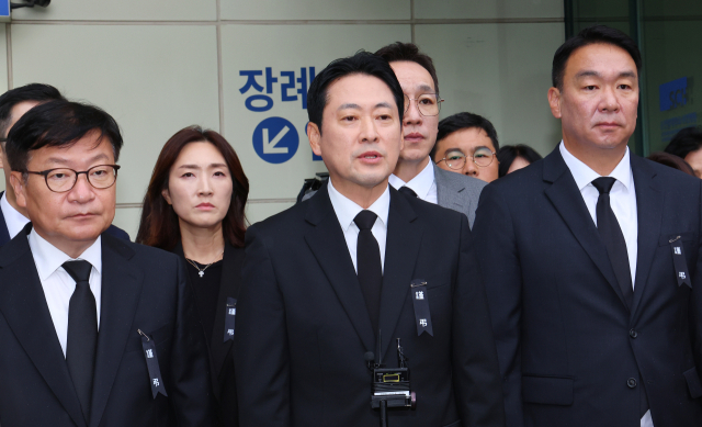 국민의힘 장동혁 대표가 18일 경기 부천시 순천향대학교 부천병원 장례식장에 마련된 부천 공장 화재 순직 고(故) 김진석 소방위의 빈소 조문을 마친 뒤 발언하고 있다. 연합뉴스