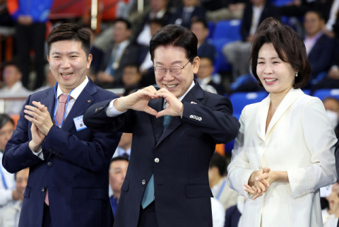 [단독] 李 대통령 전용기, 통제 종료 1시간여 뒤 제주도서 이륙…