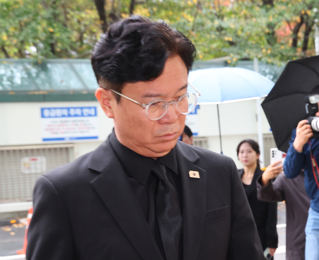 김영훈 고용노동부 장관이 18일 경기 부천시 순천향대학교 부천병원 장례식장에 마련된 부천 공장 화재 순직 고(故) 김진석 소방위의 빈소로 향하고 있다. 연합뉴스
