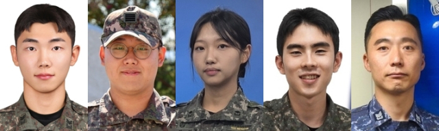 (왼쪽부터)민경현 중사, 이승완 병장, 이채영 소위, 정승하 일병, 조풍훈 원사(진). 연합뉴스, 해군 제2함대사령부