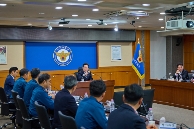 이재명 대통령이 13일 인천경찰청에서 이날 대형마트에서 발행한 흉기 난동 사건 대응 현황을 점검하고 있다. 연합뉴스