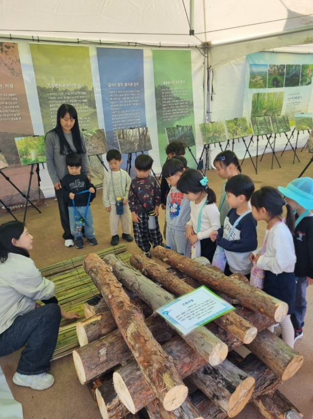 지난 16~17일 영양 장구메기습지 일원에서 개최된 생태나들이 행사에서 참가자들이 숲과 습지, 홍보 부스 등을 직접 둘러보고 체험하며 자연환경 보전의 중요성을 배우고 있다. 영양군 제공