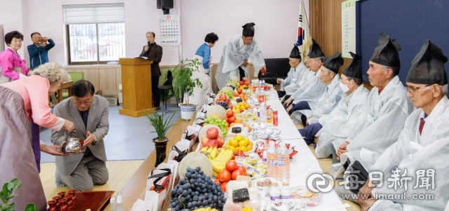 합천향교 기로연 재현행사에서 김윤철 군수가 큰어르신들께 잔을 올리고 있다. 합천군 제공