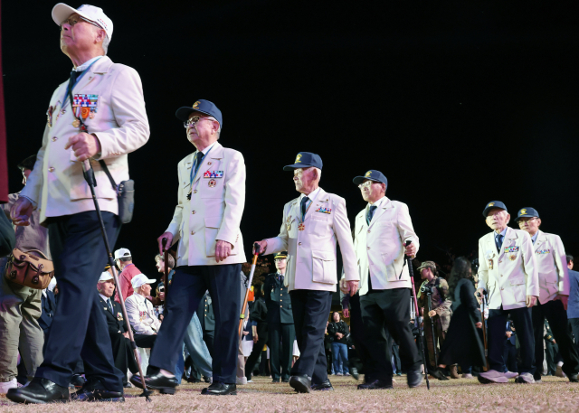 15일부터 18일까지 칠곡보 생태공원 일대에서 열린 제13회 칠곡낙동강평화축제에 6·25 참전용사들이 입장하고 있다. 칠곡군 제공