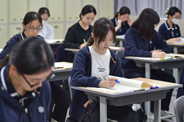 지난달 2일 대구 남산고등학교에서 3학년 학생들이 2027학년도 대학수학능력시험 9월 모의평가를 치르고 있다. 매일신문 DB