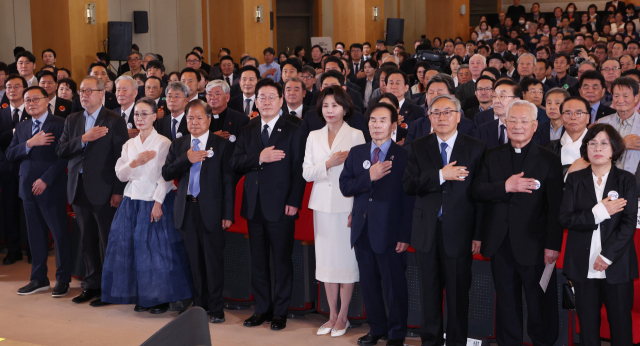 이재명 대통령과 김혜경 여사가 16일 부산시청에서 열린 부마민주항쟁 47주년 기념식에서 국기에 경례하고 있다. 연합뉴스