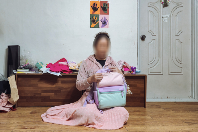 김윤희(46·가명) 씨가 초등학생 딸의 가방을 끌어안고 미래를 걱정하고 있다. 김지효 기자