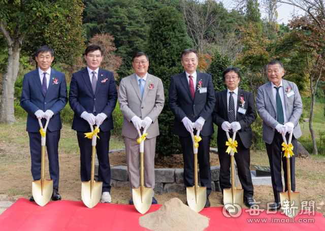 합천군과 일본 미토요시 관계자들이 17일 합천영상테마파크에서 자매결연 30주년을 기념해 기념식수를 하고 있다. 합천군 제공