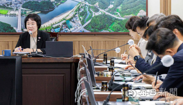 김현미 합천 부군수가 19일 군청 소회의실에서 열린 