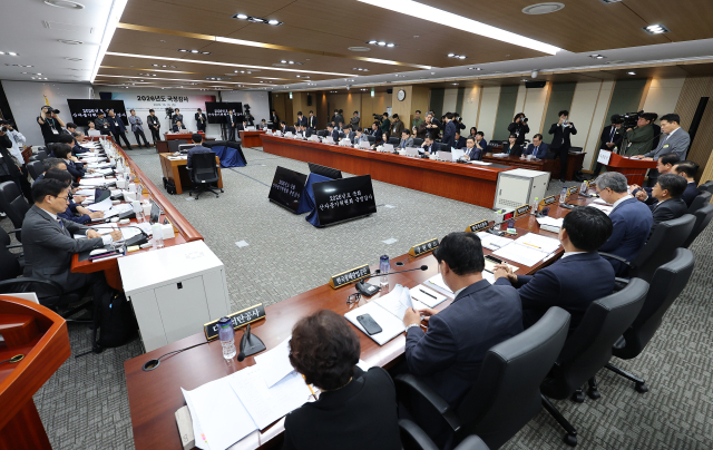 19일 대구 동구 한국가스공사에서 국회 산업통상자원중소벤처기업위원회의 한국가스공사, 한국석유공사, 강원랜드, 대한석탄공사, 한국가스기술공사, 한국가스안전공사, 한국석유관리원, 한국광해광업공단에 대한 국정감사가 열리고 있다. 연합뉴스