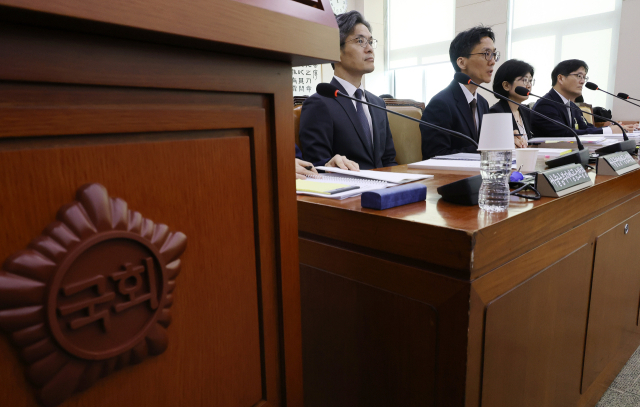 정용환 서울광역공소청장 직무대리가 19일 국회 법제사법위원회에서 열린 서울광역공소청(옛 서울고검) 등에 대한 국정감사에서 의원 질의에 답하고 있다. 연합뉴스