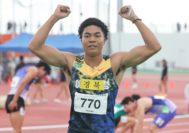 19일 제주 서귀포시 강창학경기장에서 열린 제107회 전국체육대회 육상 남자 일반부 200ｍ 결승에서 나마디 조엘 진(경북)이 1위를 차지한 뒤 세리머니를 하고 있다. 연합뉴스