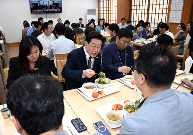 이재명 대통령이 19일 언론인들의 취재 공간인 청와대 춘추관 식당을 찾아 오찬을 함께 하고 있다. 연합뉴스