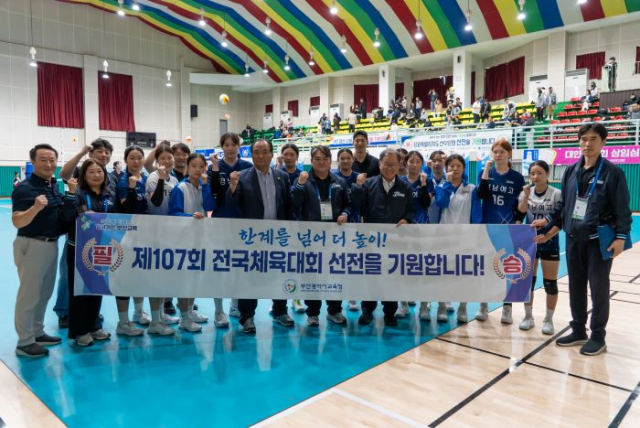 김석준 부산시교육감이 경남여고 배구부를 찾아 선수들을 격려하고 있다. [사진=부산교육청]