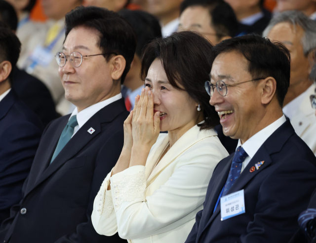 이재명 대통령과 김혜경 여사가 16일 제주월드컵경기장에서 제107회 전국체육대회 개회식 공연을 보고 있다. 맨 오른쪽은 위성곤 제주도지사. 연합뉴스