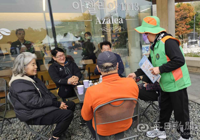 합천군 자율방재단원들이 지난 18일 가회면 황매산 일원에서 억새축제 방문객과 등산객을 대상으로 산불예방 캠페인을 벌이고 있다. 합천군 제공