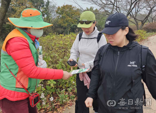 합천군 자율방재단원들이 지난 18일 가회면 황매산 일원에서 억새축제 방문객과 등산객을 대상으로 산불예방 캠페인을 벌이고 있다. 합천군 제공