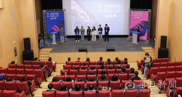 지난 18일 합천영상테마파크 내 단성사에서 열린 제7회 수려한합천영화제 폐막식에서 필름챌린지 대상을 받은 굿데이메이커스팀이 수상 소감을 밝히고 있다. 합천군 제공