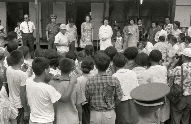 1960~70년대에 육영수 여사가 전남 나주 한센인 정착촌을 방문한 당시 모습. 연합뉴스