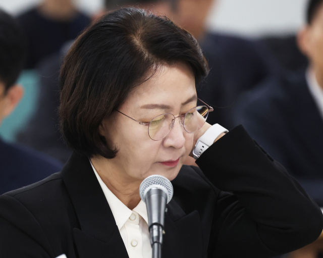 추미애 경기도지사가 19일 경기도 수원시 경기도청에서 열린 국회 국토교통위원회의 경기도에 대한 국정감사에서 머리를 만지고 있다. 연합뉴스