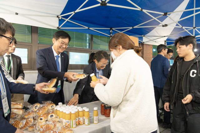 윤재웅 대구대학교 총장이 지난 19일 오후 6시 경산캠퍼스 창파도서관 앞에서 